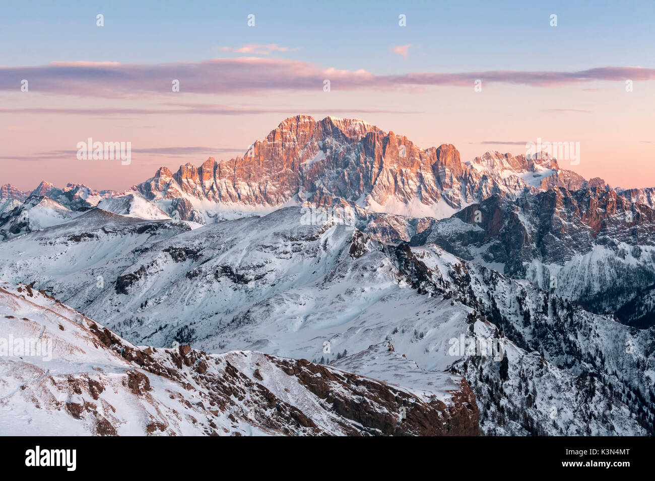 L'Europa, Italia, Veneto, Belluno. Il monte Civetta in un tramonto in inverno, Dolomiti Foto Stock