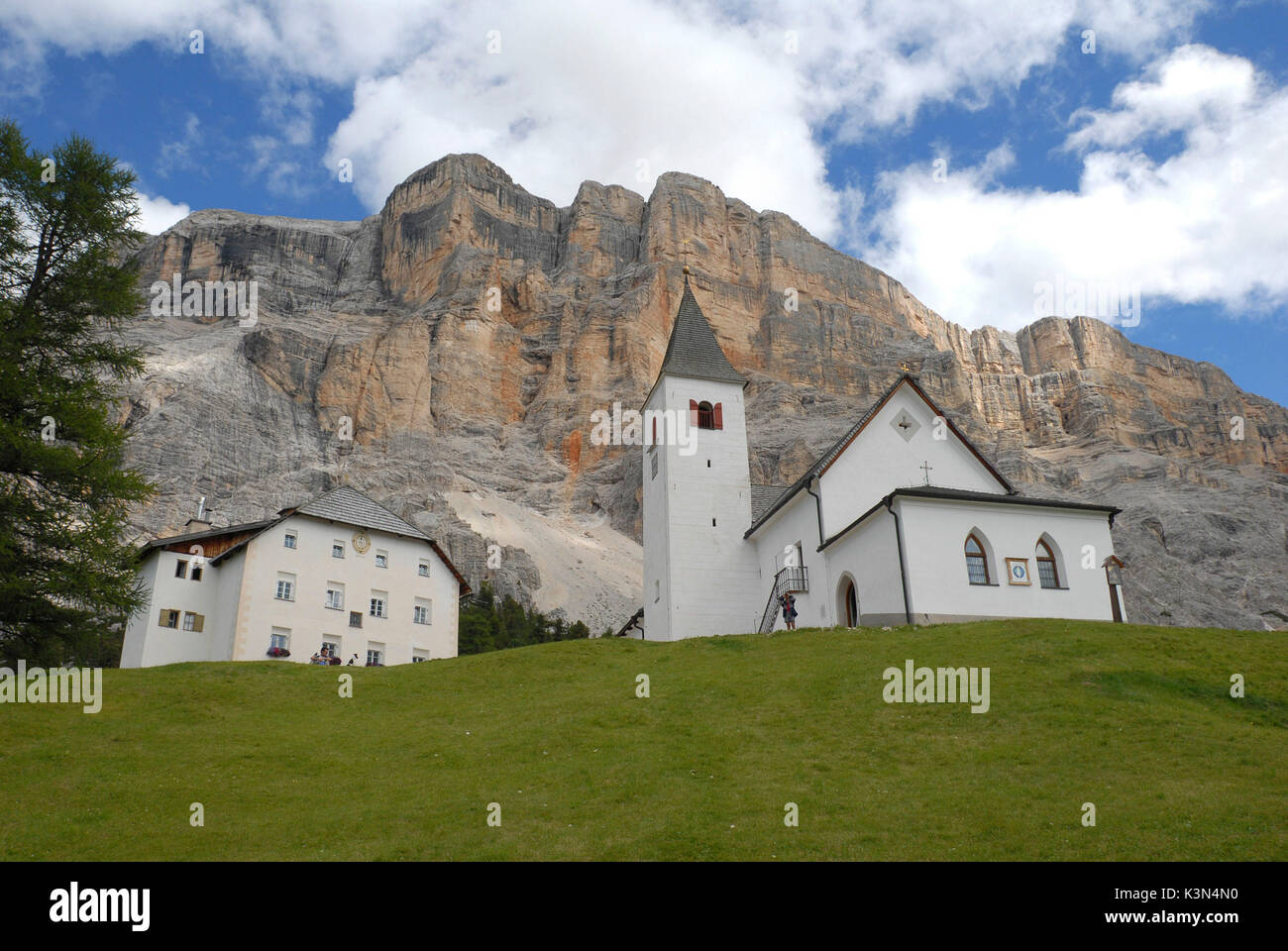 Alta Badia, Dolomiti, Alto Adige, Italia. La Crusc, la chiesa di Santa Croce in Alta Badia. Sullo sfondo la parete ovest del Sasso di Santa Croce. Foto Stock