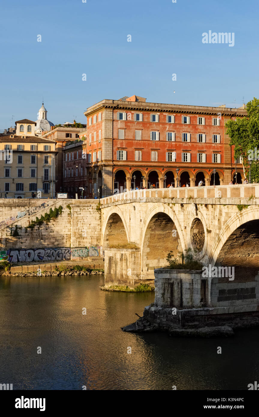 Ponte Sisto oltre il fiume Tevere a Roma, Italia Foto Stock