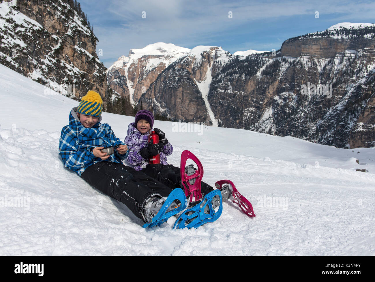 Fanes, Dolomiti, Alto Adige, Italia. Breve pausa in salita al Rifugio Fanes Foto Stock