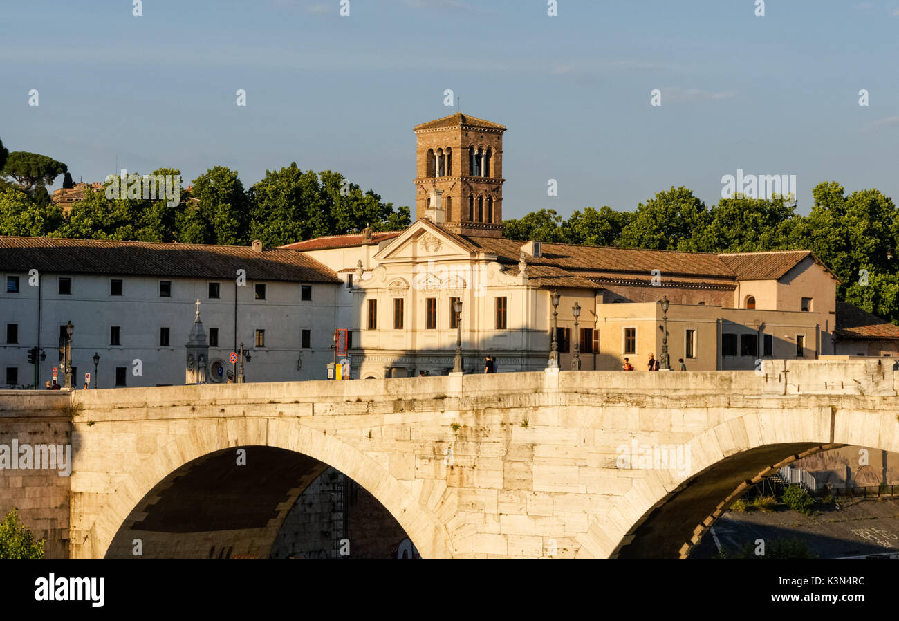 La gente che camminava sul Pons Cestio a Roma, Italia Foto Stock