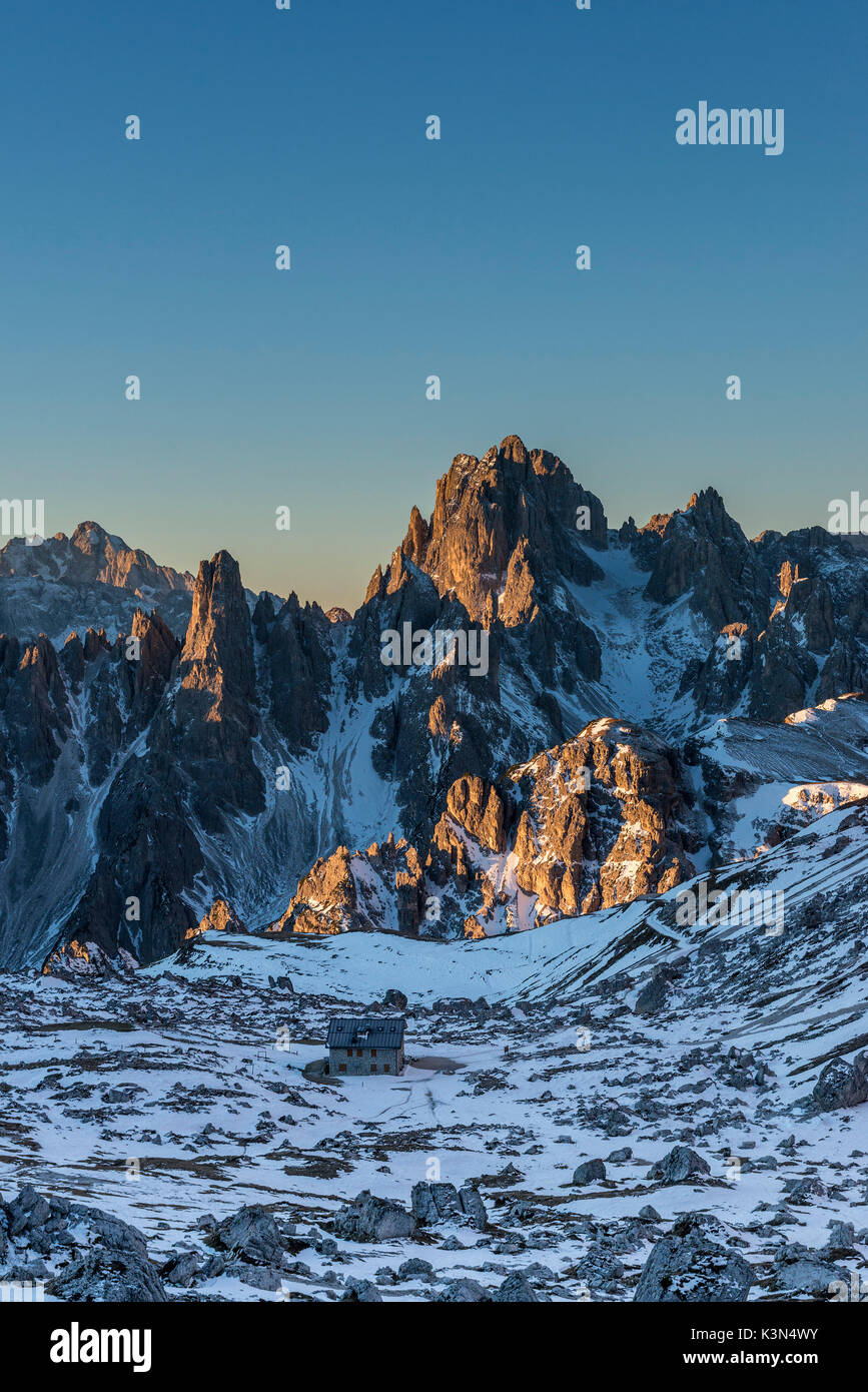 Rifugio Lavaredo, Dolomiti, Veneto, Italia. La prima neve al Rifugio Lavaredo. Sullo sfondo i Cadini e l Antelao Foto Stock