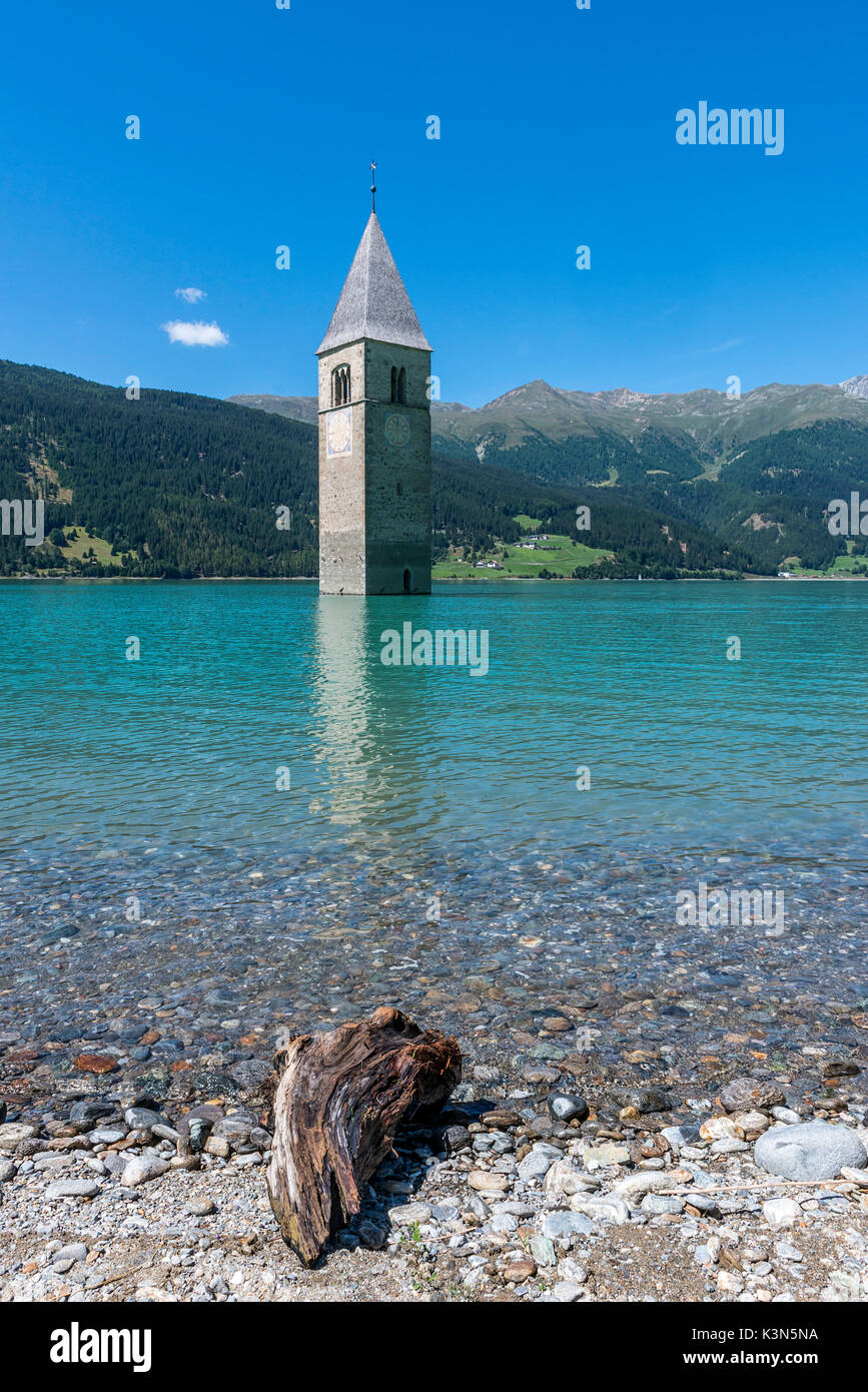 Curon/Graun, Val Venosta, Alto Adige, Italia. La torre campanaria nel laghetto di Resia Foto Stock