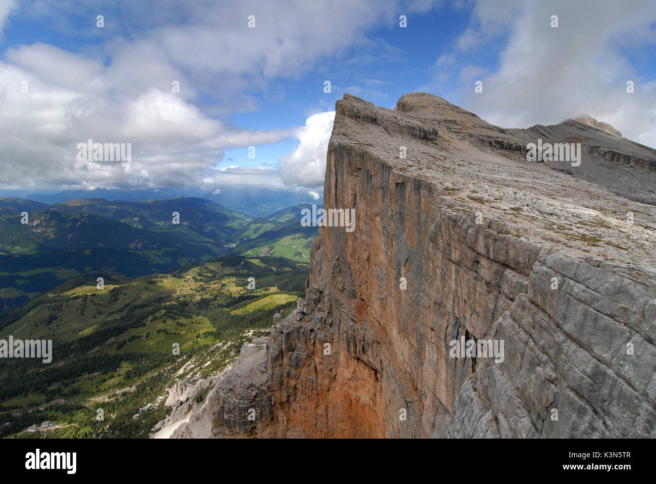 Alta Badia, Dolomiti, Alto Adige, Italia. La parete ovest del Sasso di Santa Croce / Heiligkreuzkofel. Foto Stock