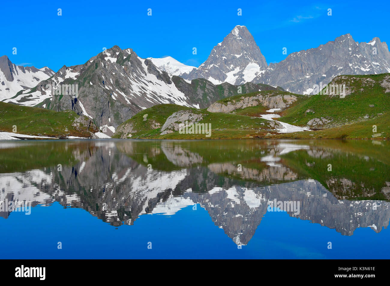 Mont Blanc a specchio, Lac de Fenêtre, (Mont Blanc e Grand Jorasses in medio), Svizzera, Europa Foto Stock