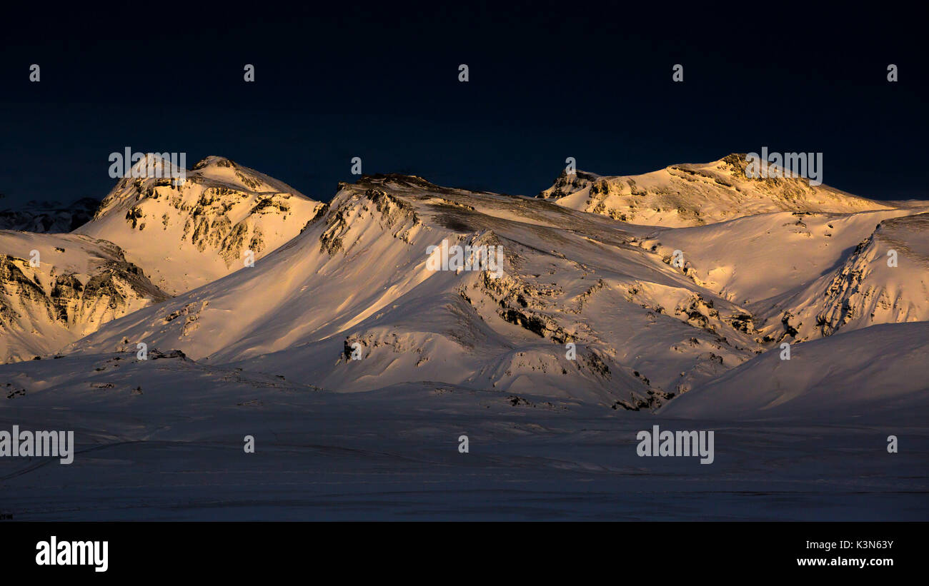 Montagne del sud dell'Islanda dopo una nevicata nel primo inverno, vicino a Vik mi mydral Foto Stock