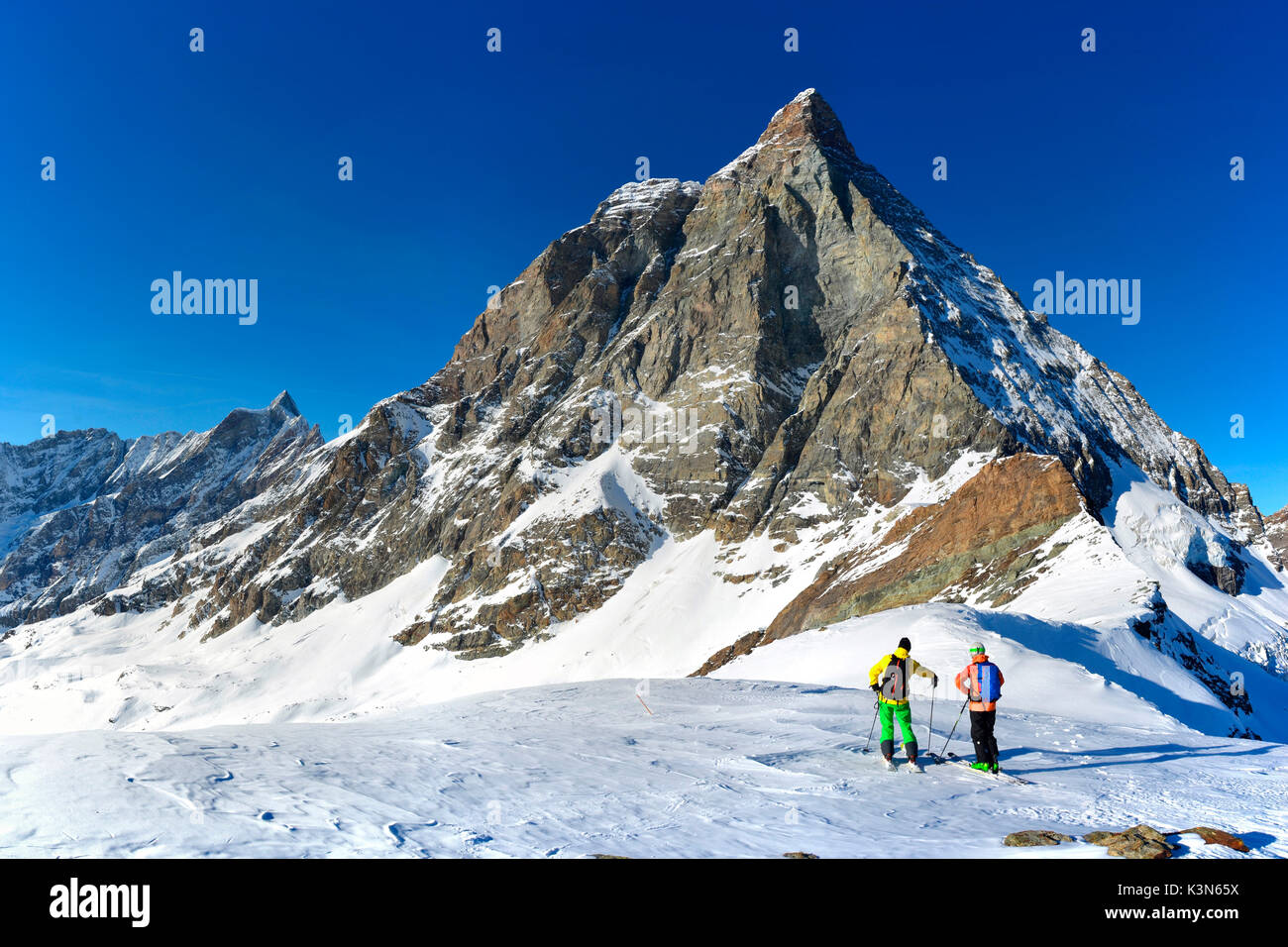 Free rider sci con il Cervino (Cervino) sullo sfondo, Valtournenche, Valle d'Aosta, Italia Foto Stock