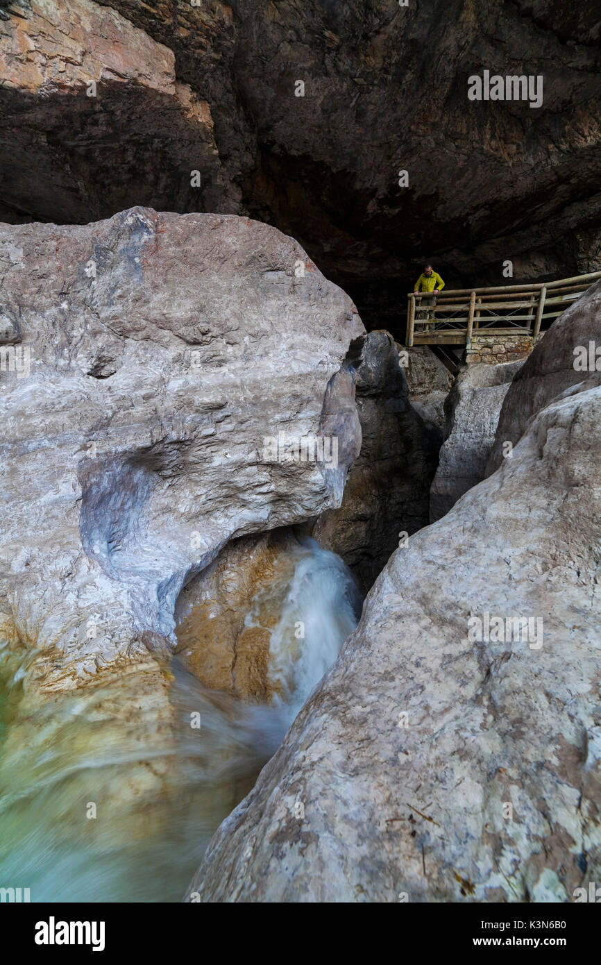 Dolomiti, Belluno, Veneto, Italia. Un escursionista guardando dal di sopra del Soffia cascata. Foto Stock