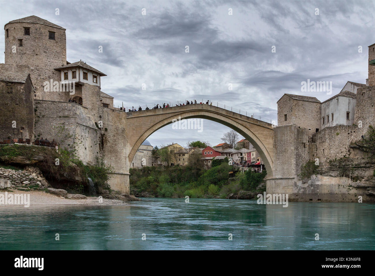 Europa orientale, Mostar, in Bosnia ed Erzegovina. Il Stari Most (Ponte Vecchio), icona della guerra nei Balcani Foto Stock