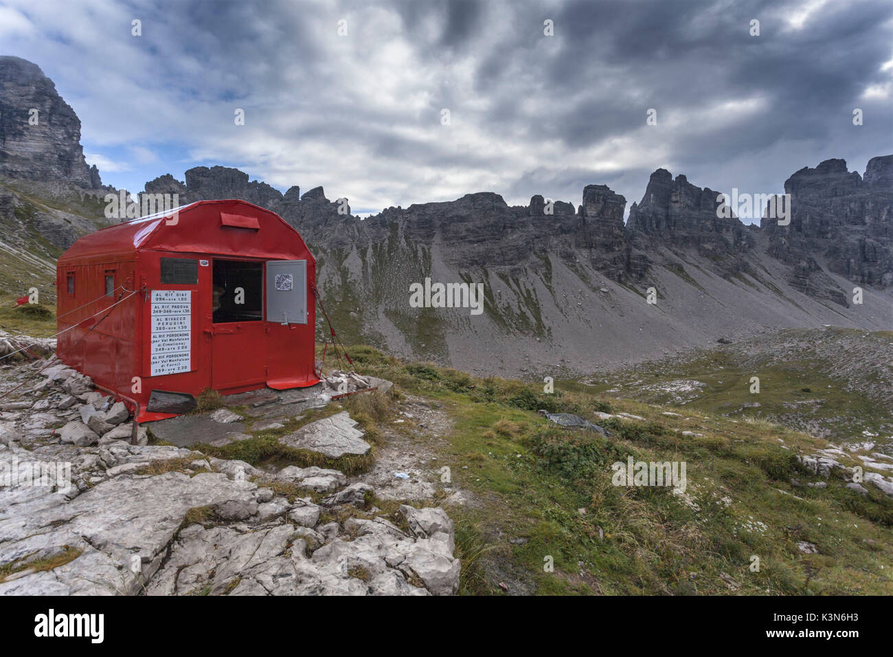 L'Europa, Italia, Friuli Pordenone. Il bivacco Granzotto - Marchi in Val Monfalcon dei Forni. Oltrepiave Dolomiti Foto Stock