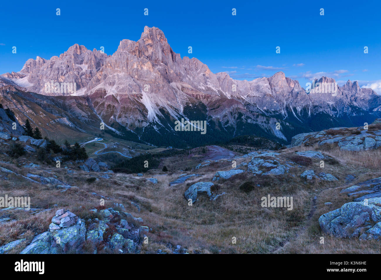 L'Europa, Italia, Trentino, Trento, Passo Rolle. Le Pale di San Martino al tramonto con il Cimon della Pala, come si vede dalla Cavallazza. Foto Stock