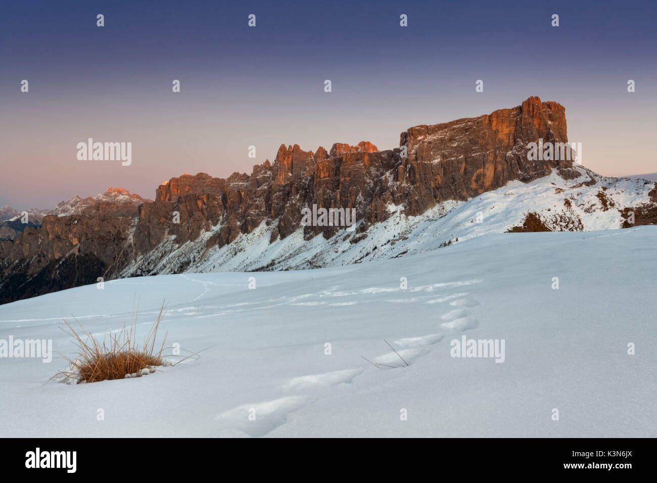 L'Europa, Italia, Veneto, Belluno. Lastoni di Formin in inverno dalle colline intorno al Passo Giau, Dolomiti. Foto Stock