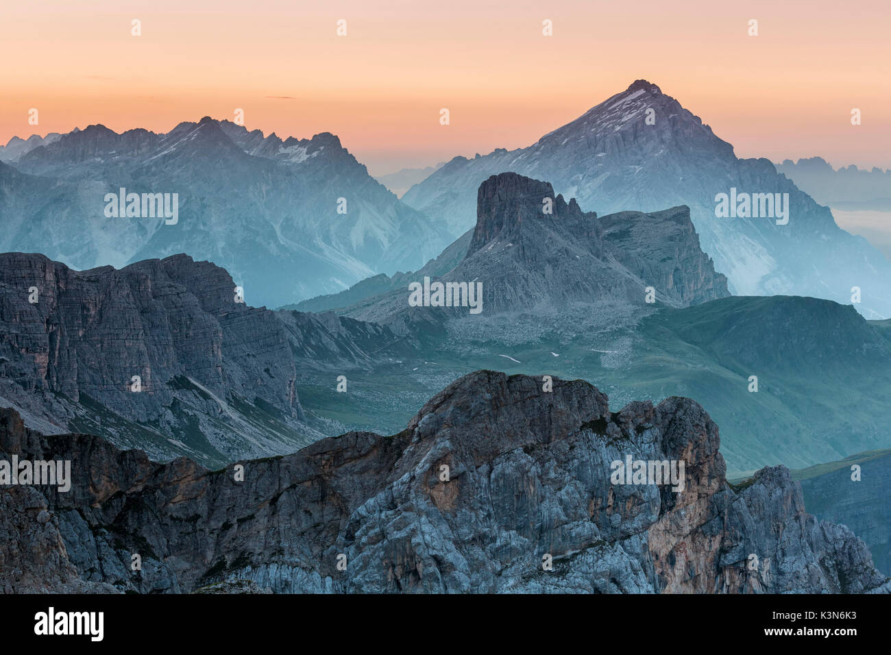 L'Europa, Italia, Veneto, Belluno. Sunrise dal vertice del Cernera verso Mondeval, Dolomiti Foto Stock