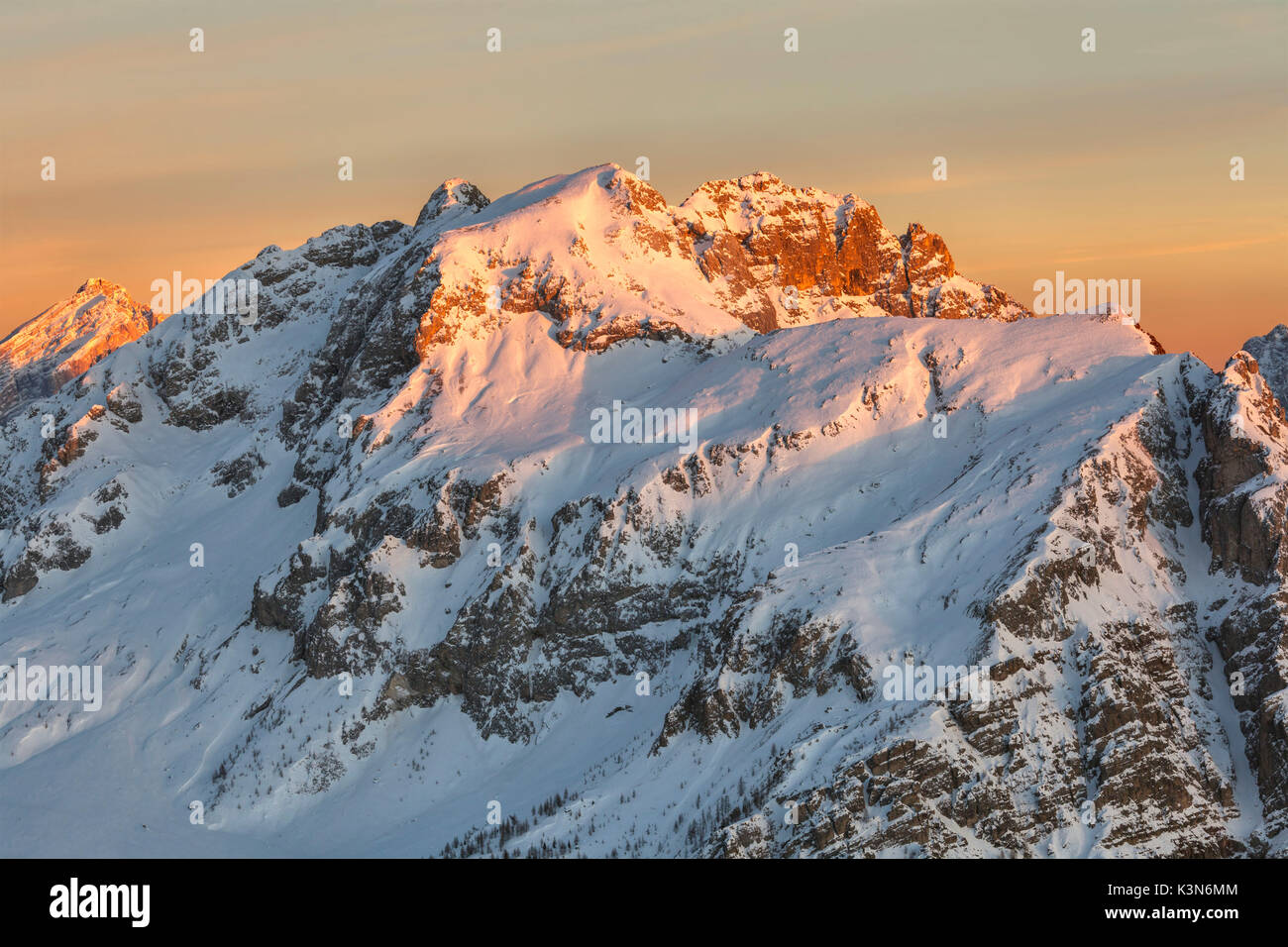 L'Europa, Italia, Veneto, Belluno. Il monte Cernera (2657 m.) coperta di neve al tramonto visto dal monte Poro. Dolomiti Foto Stock