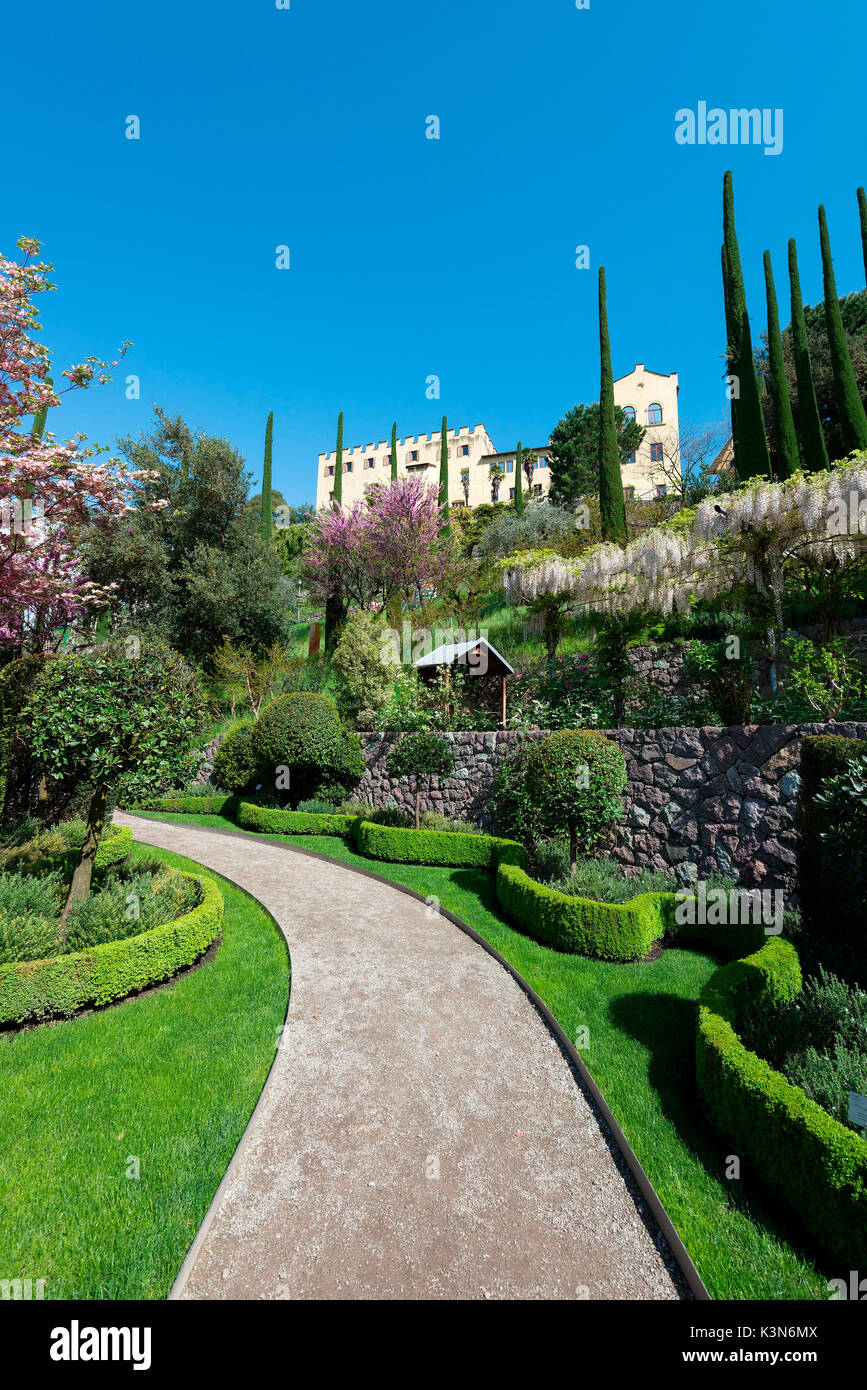 Merano, Alto Adige, Italia. L'acqua e giardini terrazzati nei Giardini di Castel Trauttmansdorff Foto Stock