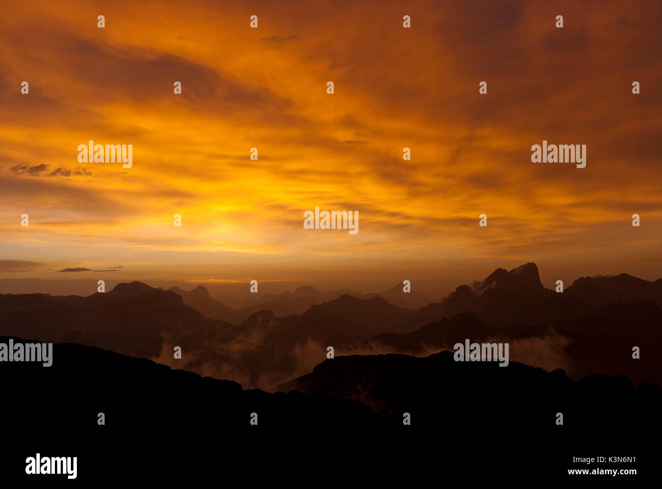 Cima Scalieret,Dolomiti, Trentino, Italy.Vista sulla Val di Fassa alle vette della Sella, le Tofane, il Sorapiss, Antelao e la Marmolada, Foto Stock