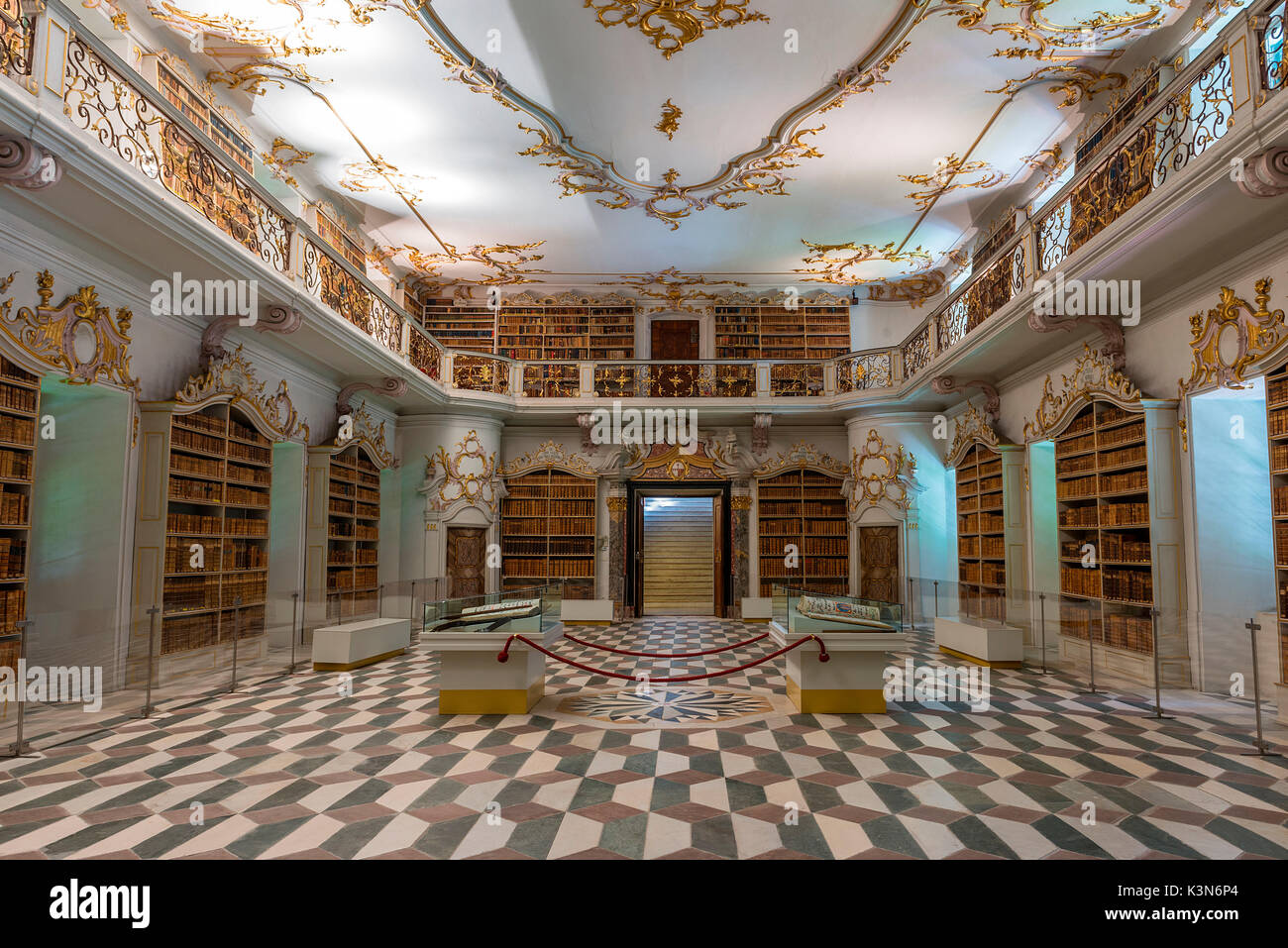 Dove sono Novacella/Neustift, Alto Adige, Italia. La libreria nel monastero Dove sono Novacella/Neustift. La biblioteca ha il manoscritto più piccolo del mondo. Foto Stock