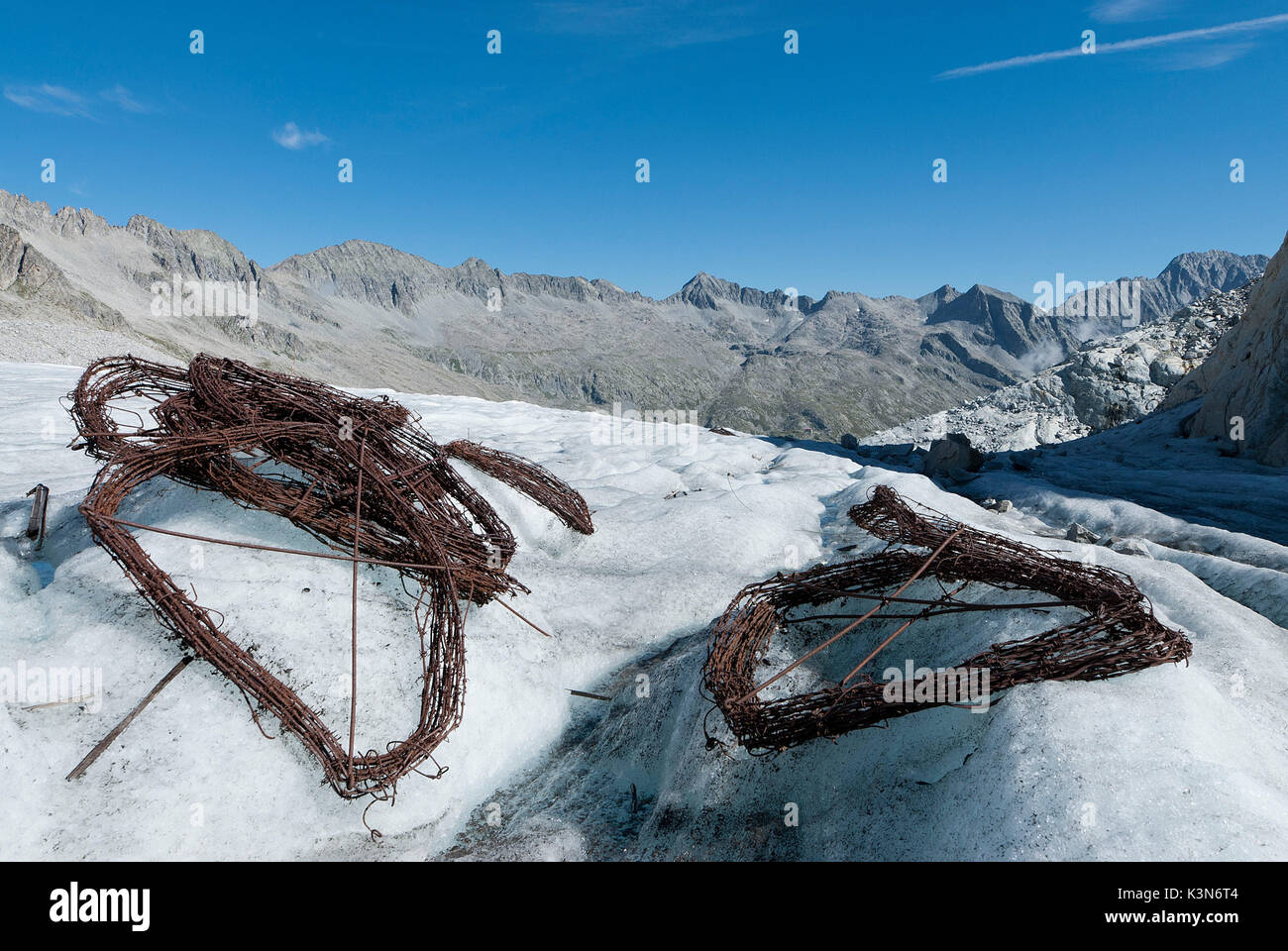 Adamello, Trentino, Italy. Segni di guerra sul ghiacciaio Mandrone Foto Stock