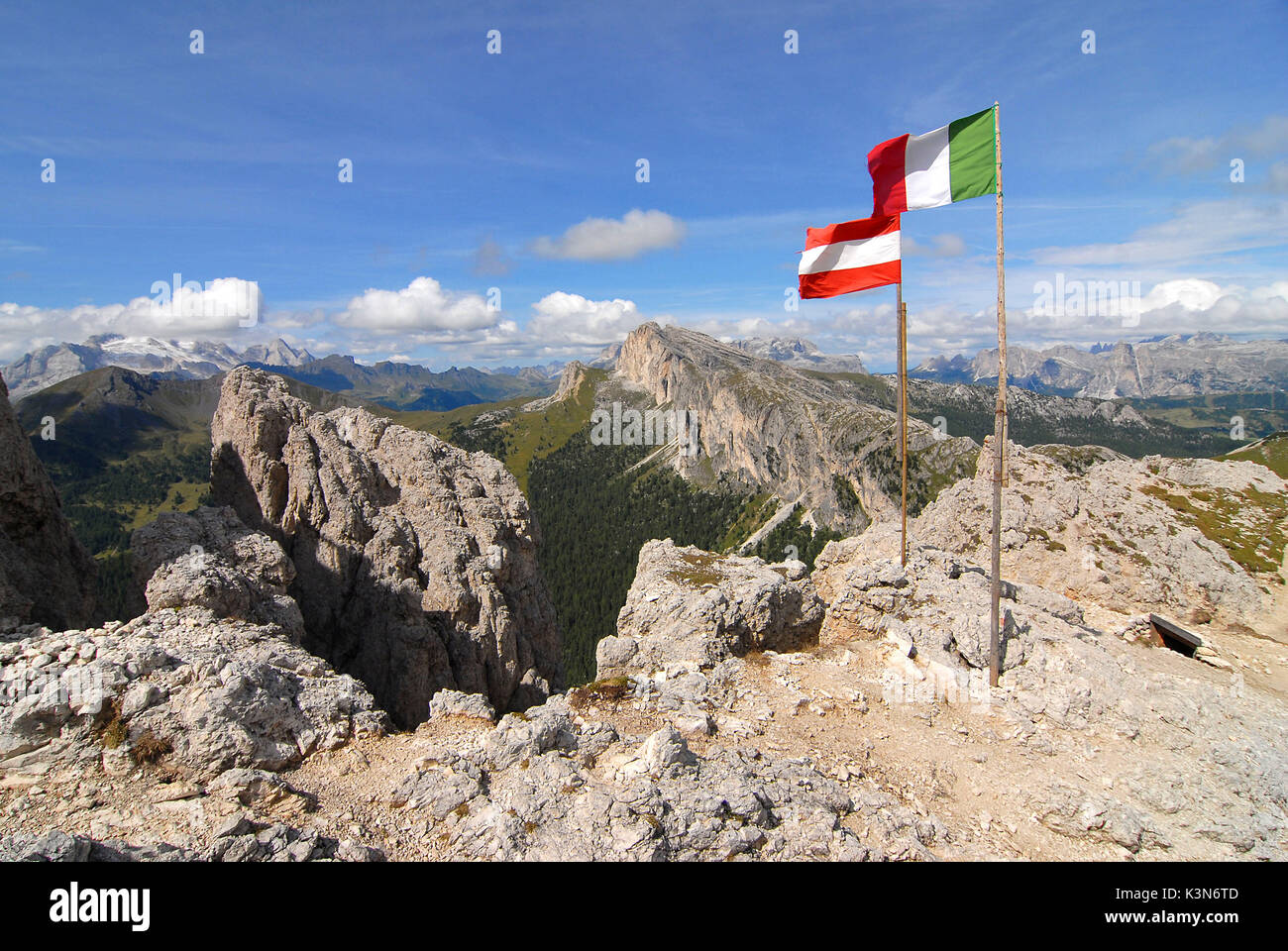 Dolomiti, Veneto, Italia. Segno di pace sul Sasso di Stria. Sullo sfondo la Marmolada Foto Stock