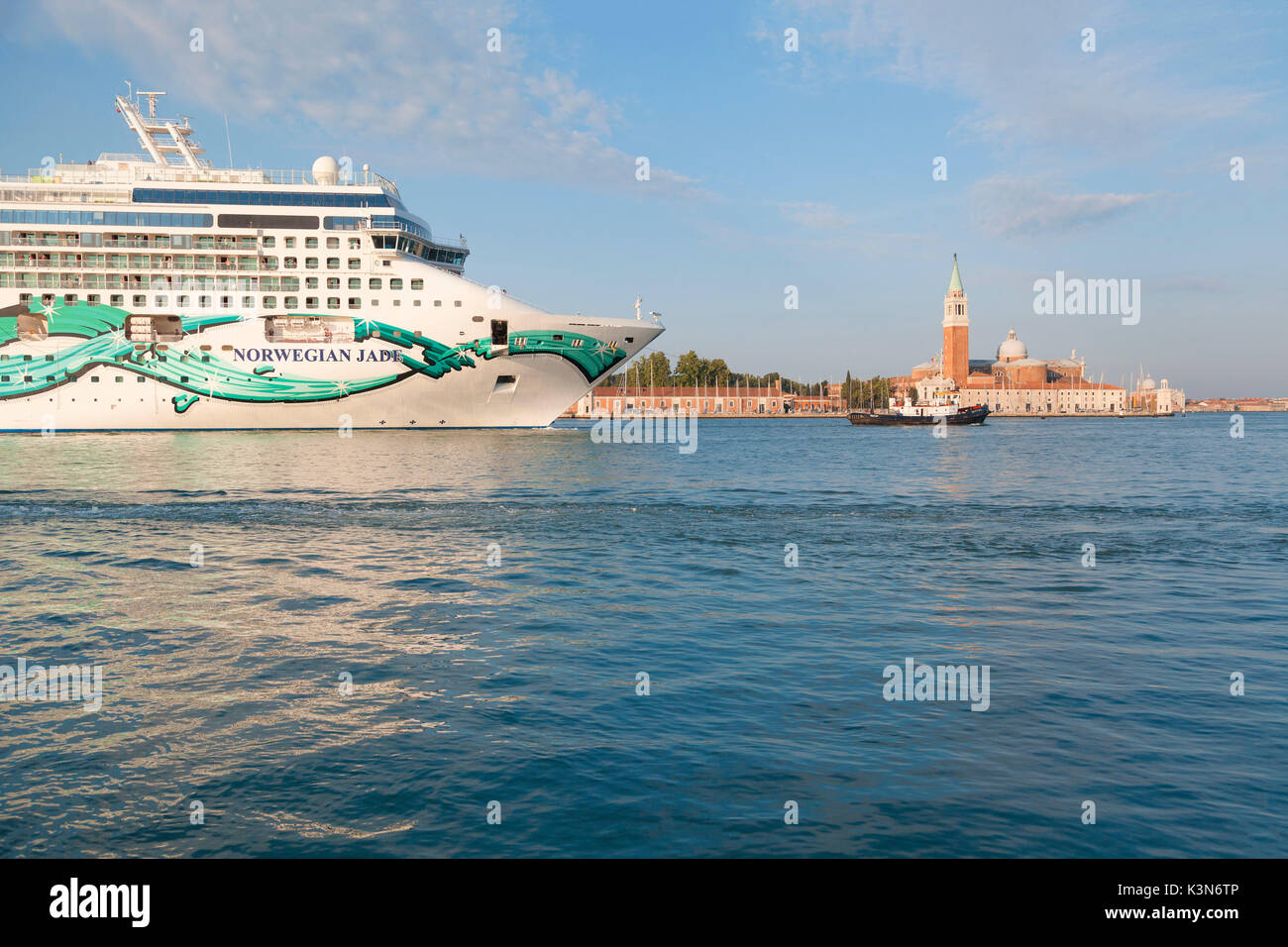 L'Europa, Italia, Veneto, Venezia. La nave di crociera Jade norvegese che passa di fronte all'isola di San Giorgio Maggiore Foto Stock