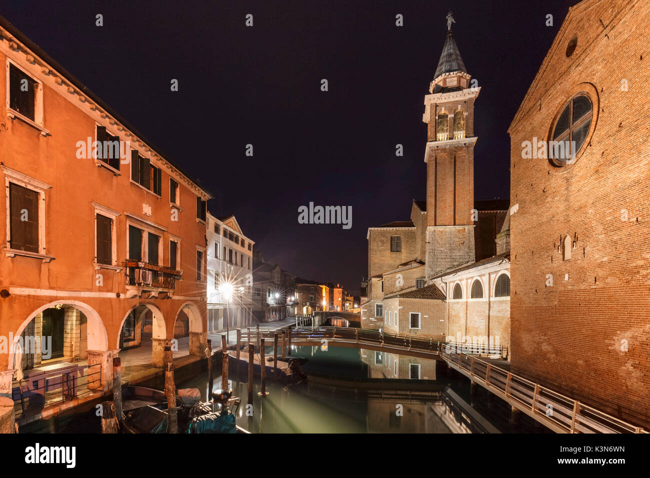 L'Europa, Italia, Veneto, Chioggia. Una vista del centro storico della città di notte Foto Stock