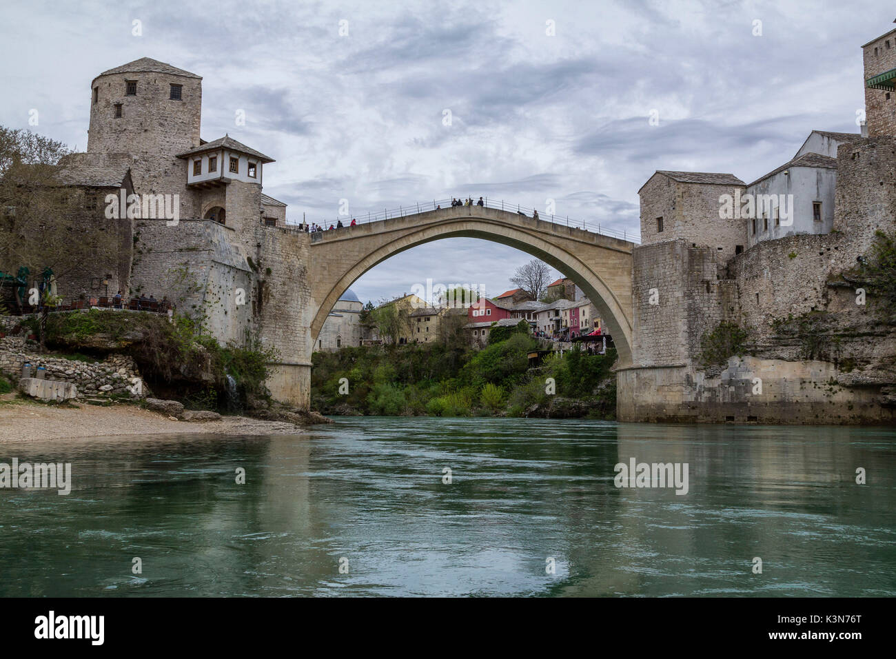 Europa orientale, Mostar, in Bosnia ed Erzegovina. Il Stari Most (Ponte Vecchio), icona della guerra nei Balcani Foto Stock