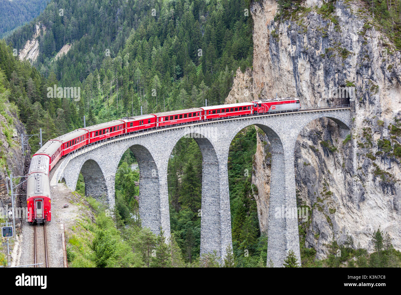 Il Glacier Express & viadotto Landwasser, Filisur, Grigioni, Svizzera Foto Stock