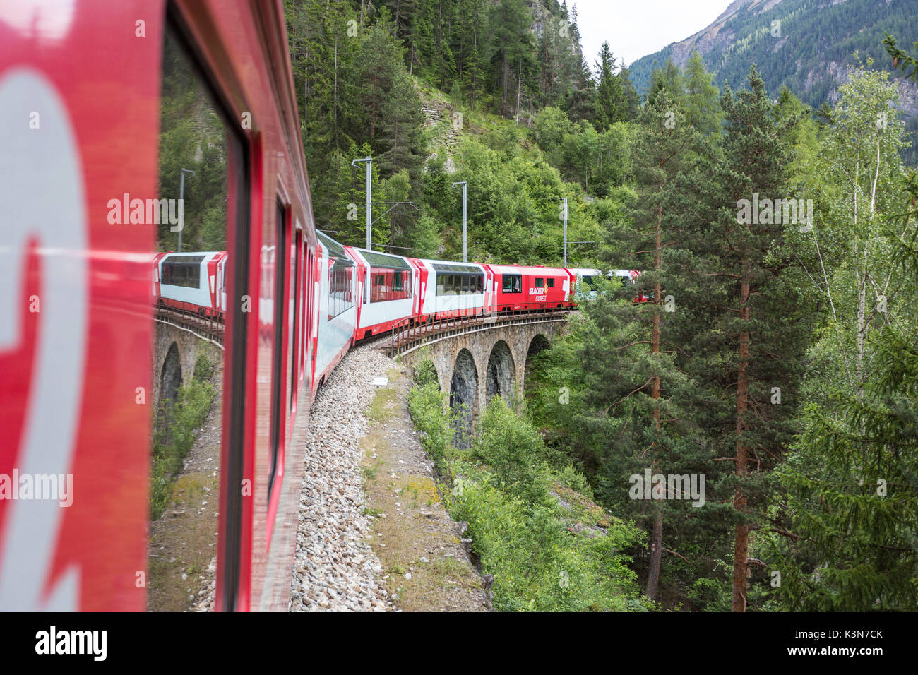 Il Trenino Rosso del Bernina Express, Grigioni, Svizzera Foto Stock