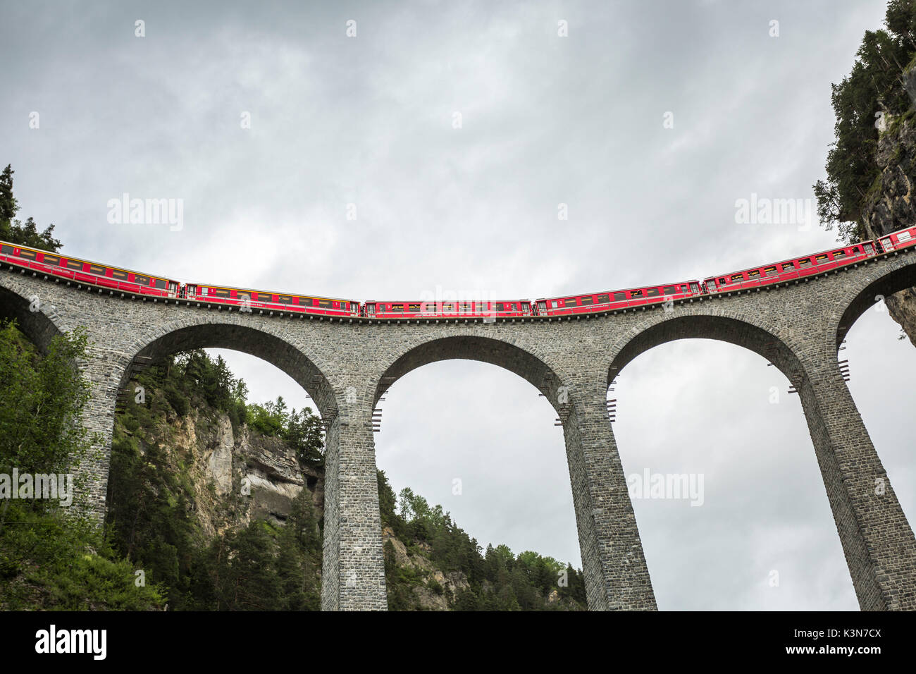 Il Glacier Express & viadotto Landwasser, Filisur, Grigioni, Svizzera Foto Stock