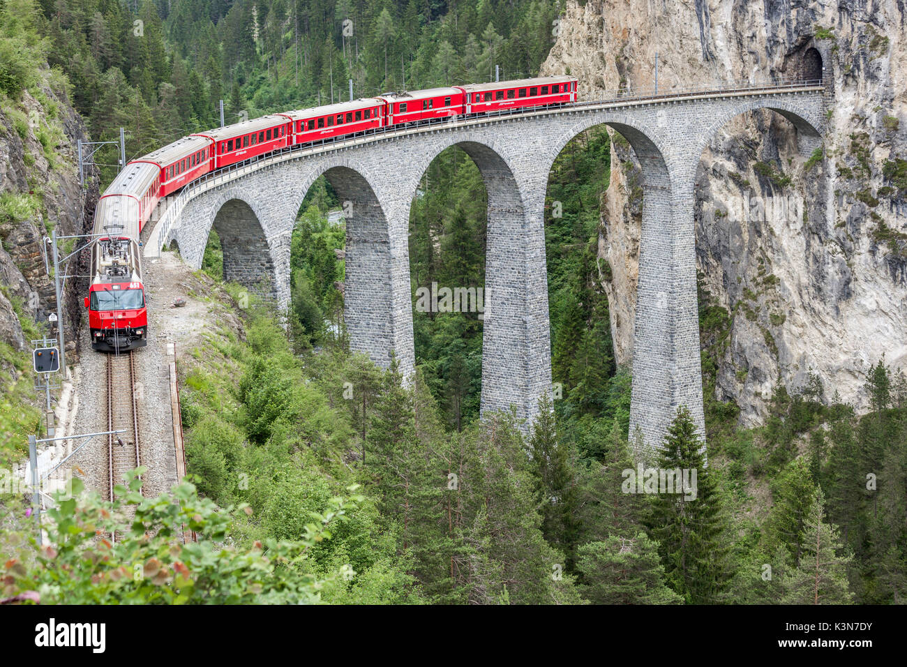 Il Glacier Express & viadotto Landwasser, Filisur, Grigioni, Svizzera Foto Stock