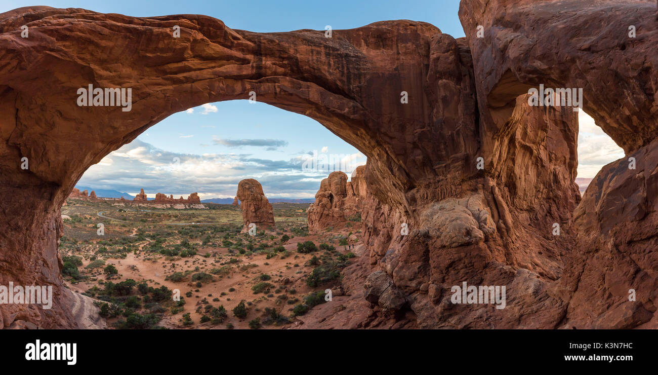 Paesaggio attraverso il doppio arco. Parco Nazionale di Arches, Moab, Grand County, Utah, Stati Uniti d'America. Foto Stock