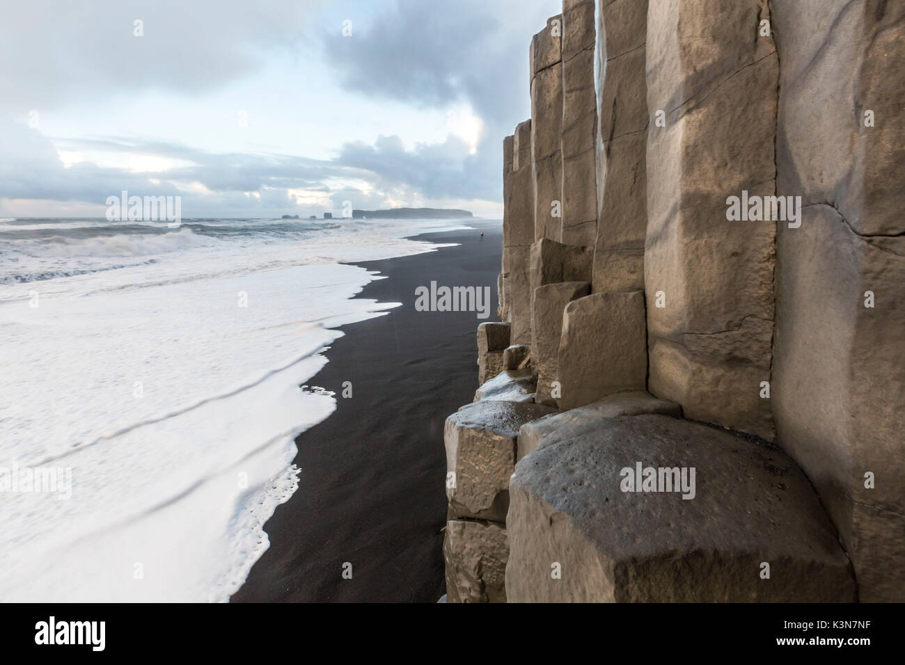 Le formazioni rocciose presso la spiaggia di Reynisfjara, Vik, Sudurland, Islanda, Europa Foto Stock