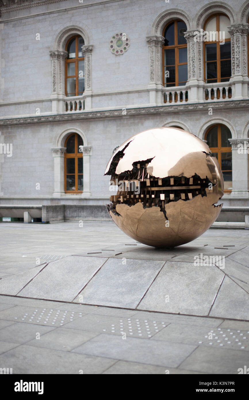 Arnaldo Pomodoro è 'Sfera entro la sfera" presso la Biblioteca di Berkeley, Trinity College. Dublino, Leinster, Irlanda, Europa. Foto Stock