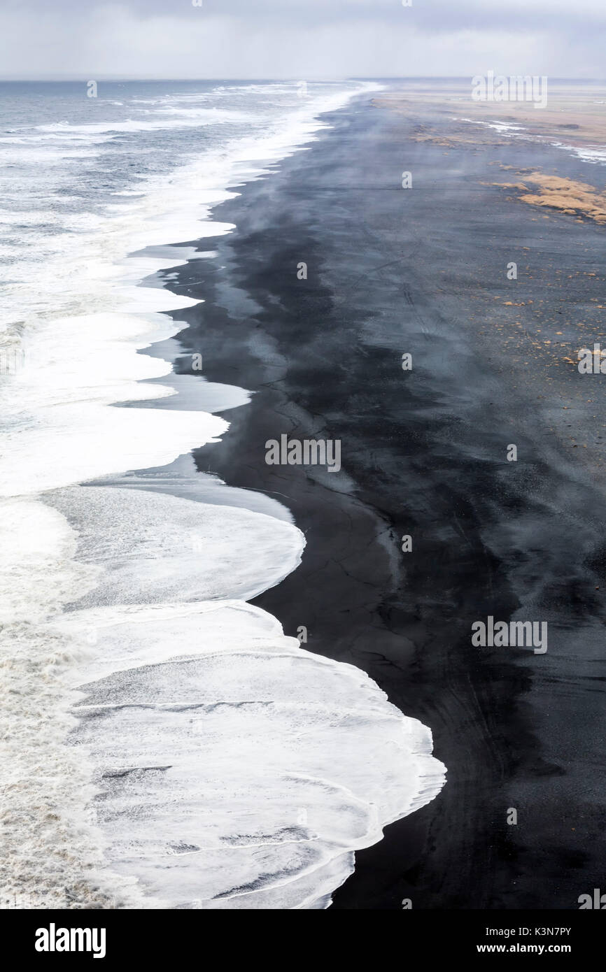 Vista aerea della lunga spiaggia di sabbia nera di Reynisfjara, Vik, Sudurland, Islanda, Europa Foto Stock