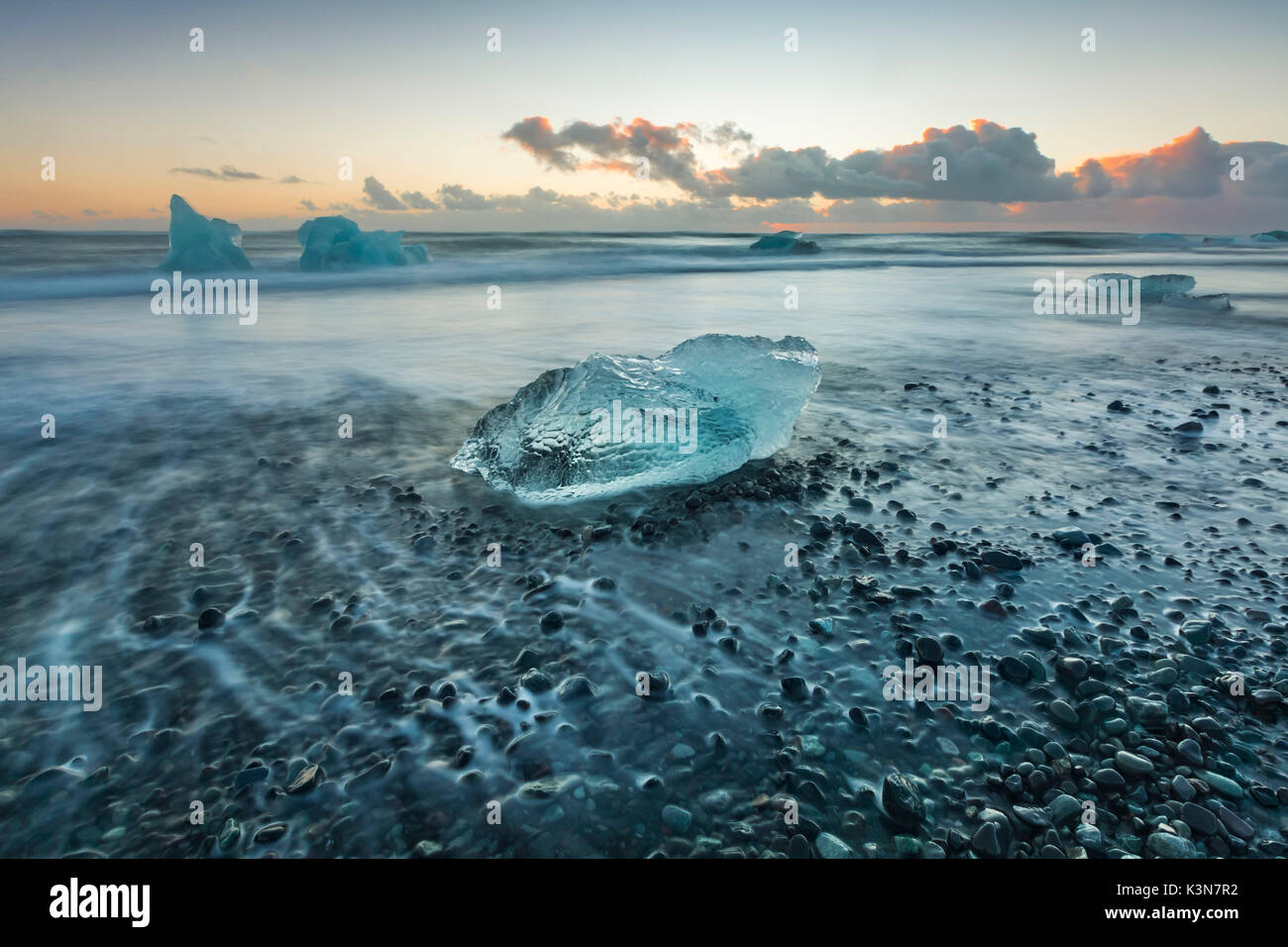 Blocco di ghiaccio sulla spiaggia nera di Jokulsarlon laguna glaciale, Islanda Orientale, Europa Foto Stock
