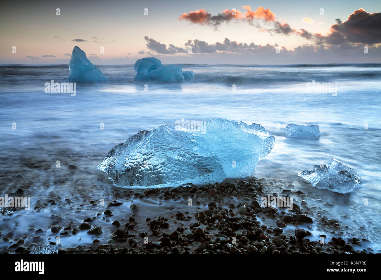 Blocco di ghiaccio sulla spiaggia nera di Jokulsarlon laguna glaciale, Islanda Orientale, Europa Foto Stock