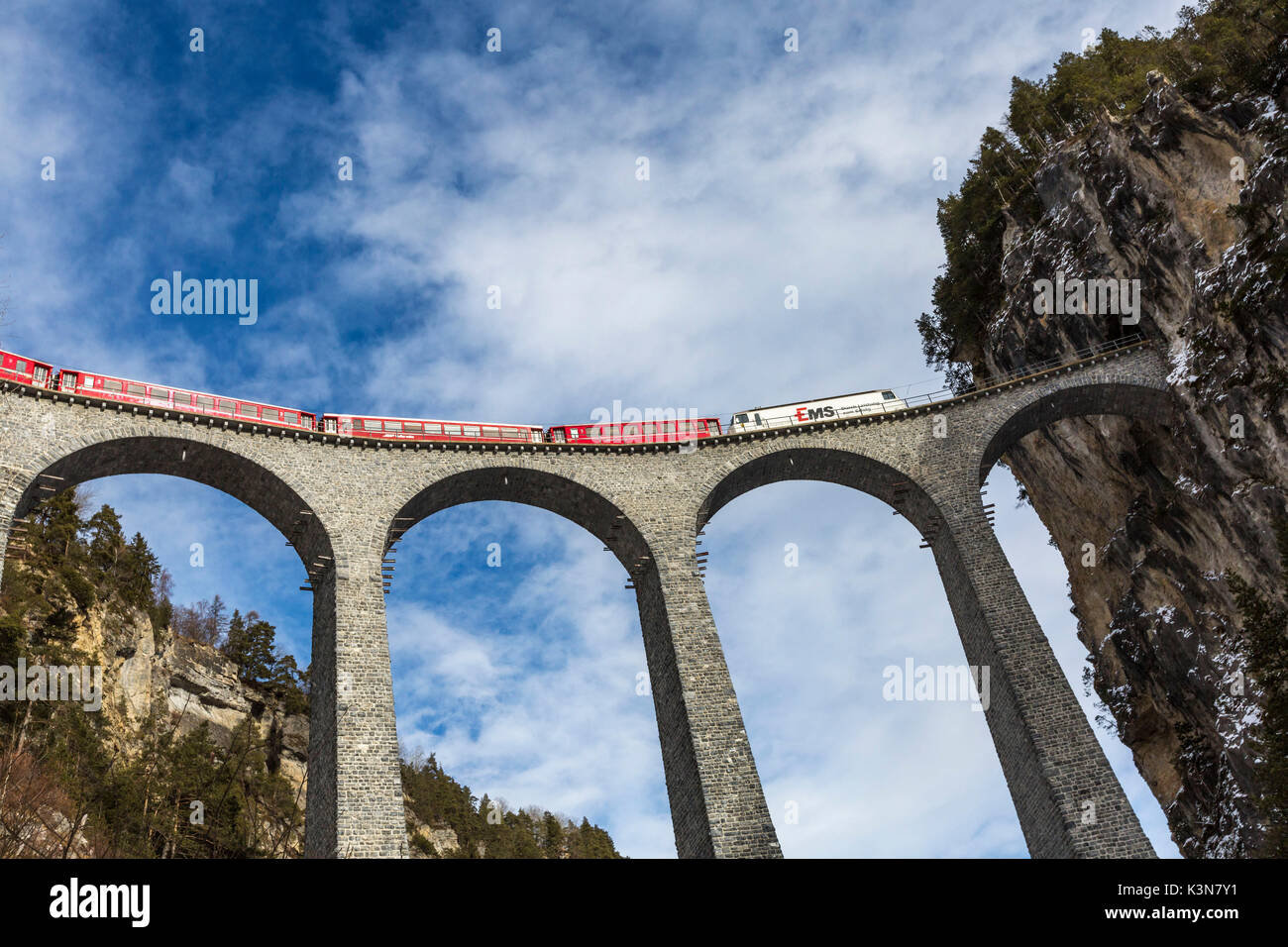 Bernina Express il trenino rosso lungo viadotto Landwasser. Filisur, Grigioni, Svizzera, Europa. Foto Stock
