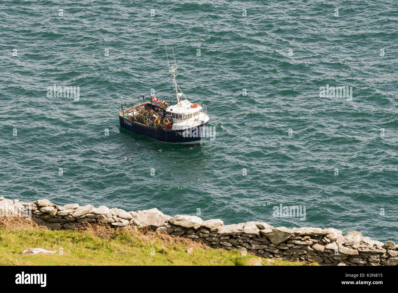 Barca da pesca vele nel mare irlandese. Co.Kerry, Irlanda, Europa. Foto Stock