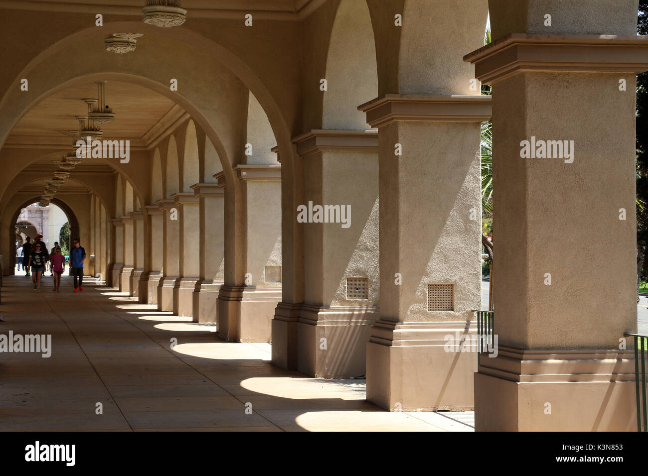 Visualizza in basso uno dei Balboa Park portici con i suoi numerosi archi e colonne che gettano ombre, a San Diego, California su una soleggiata giornata estiva. Foto Stock