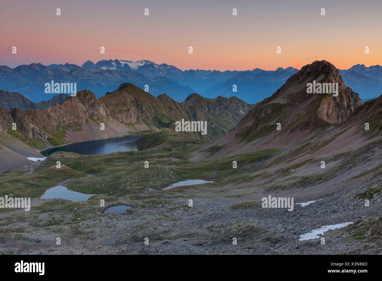 Bivacco Davide, Sant Antonio valli orobiche parco regionale, Lombardia, Italia. Vista da Torsoleto passa al gruppo del Bernina a sunrise. Foto Stock