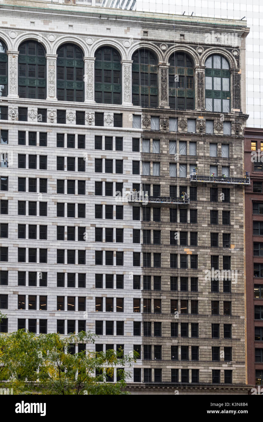 Somes operai sul ponteggio due sono la pulizia della facciata di un edificio. Chicago, Illinois, Stati Uniti d'America Foto Stock