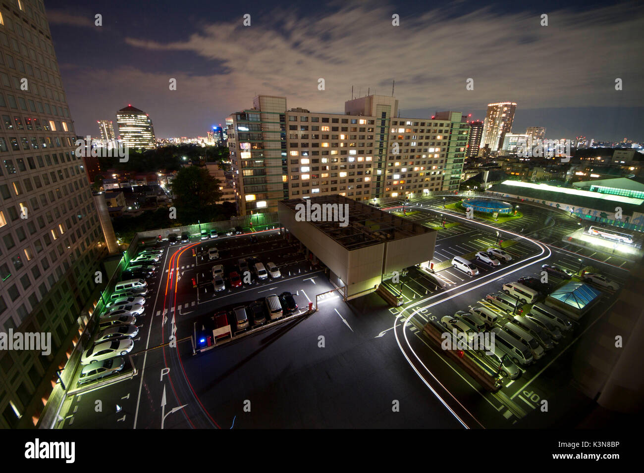 Parcheggio la via della vettura i fari in transito durante la notte in una lunga exposur. Tokyo, Giappone Foto Stock