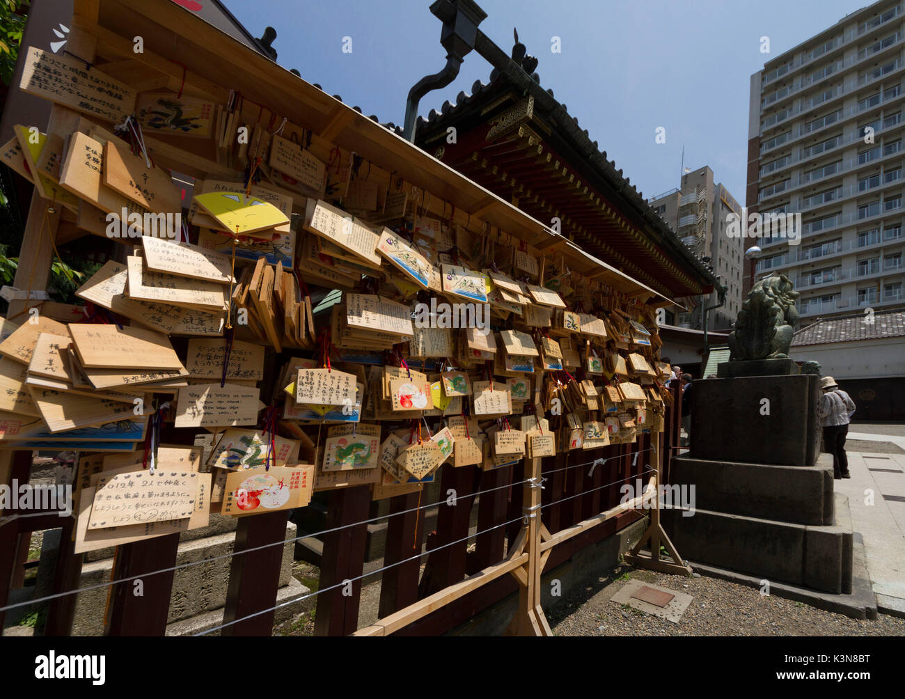 Raccolta di preghiere su tavolette di legno dei fedeli il tempio di Sensoji. Tokyo, Giappone Foto Stock
