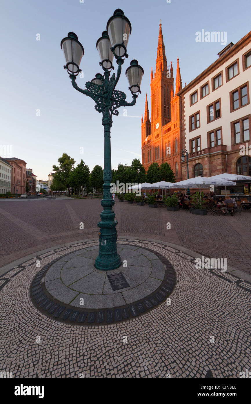Una vecchia strada lampada che adorna la piazza del Castello e la facciata di Marktkirche illuminata dal sole al tramonto. Wiesbaden, Germania Foto Stock