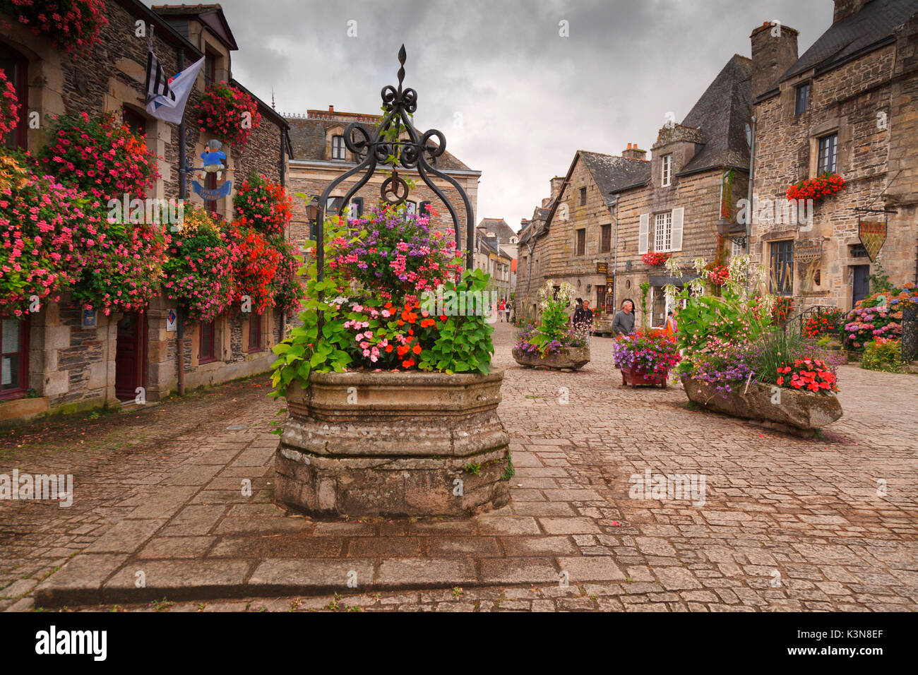 Rochefort en Terre, Bretagna, dipartimento di Morbihan, Francia. Si tratta di uno dei paesi inclusi nell'elenco di "Villes et villaggi fleuris." La visita durante la stagione estiva potrete godere delle belle fioriture di gerani che adornano questo tranquillo borgo medievale. Foto Stock