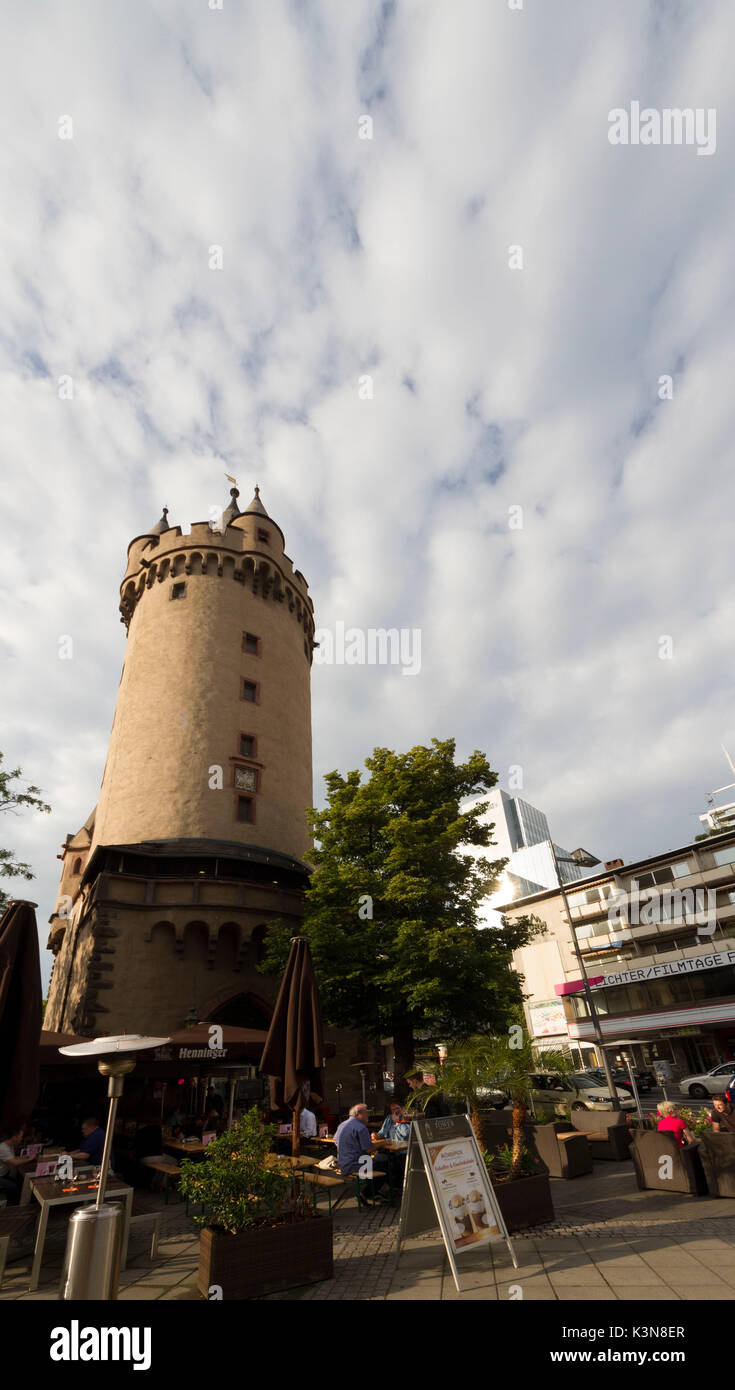 L'antica Eschenheimer Tower, parte del tardo-fortificazioni medievali con il bar interno. Franckfurt, Germania Foto Stock