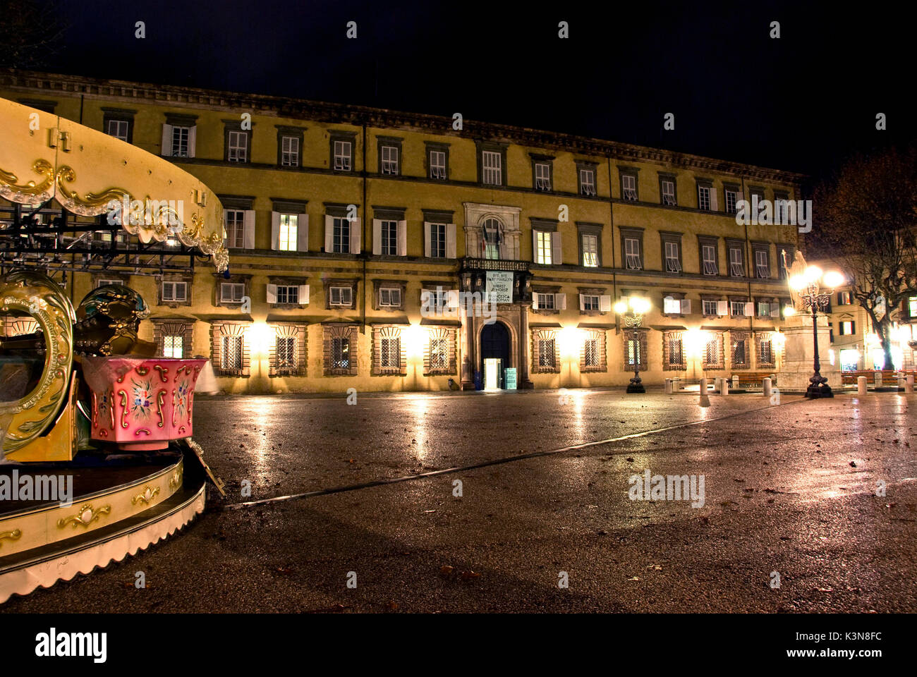 Piazza Napoleone e Palazzo Ducale nel centro storico medievale di Lucca, nella notte. Toscana, Italia. Foto Stock
