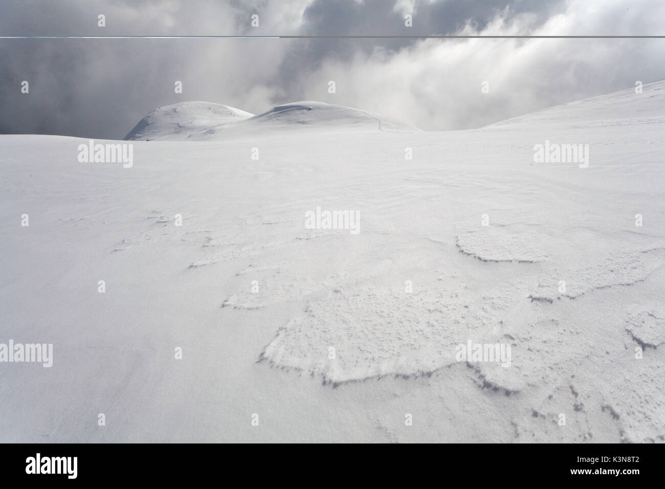 Monte Guglielmo, lago d'Iseo, la provincia di Brescia, Lombardia, Italia. I disegni fatti da vento sulla neve vicino al monumento del Redentore Foto Stock