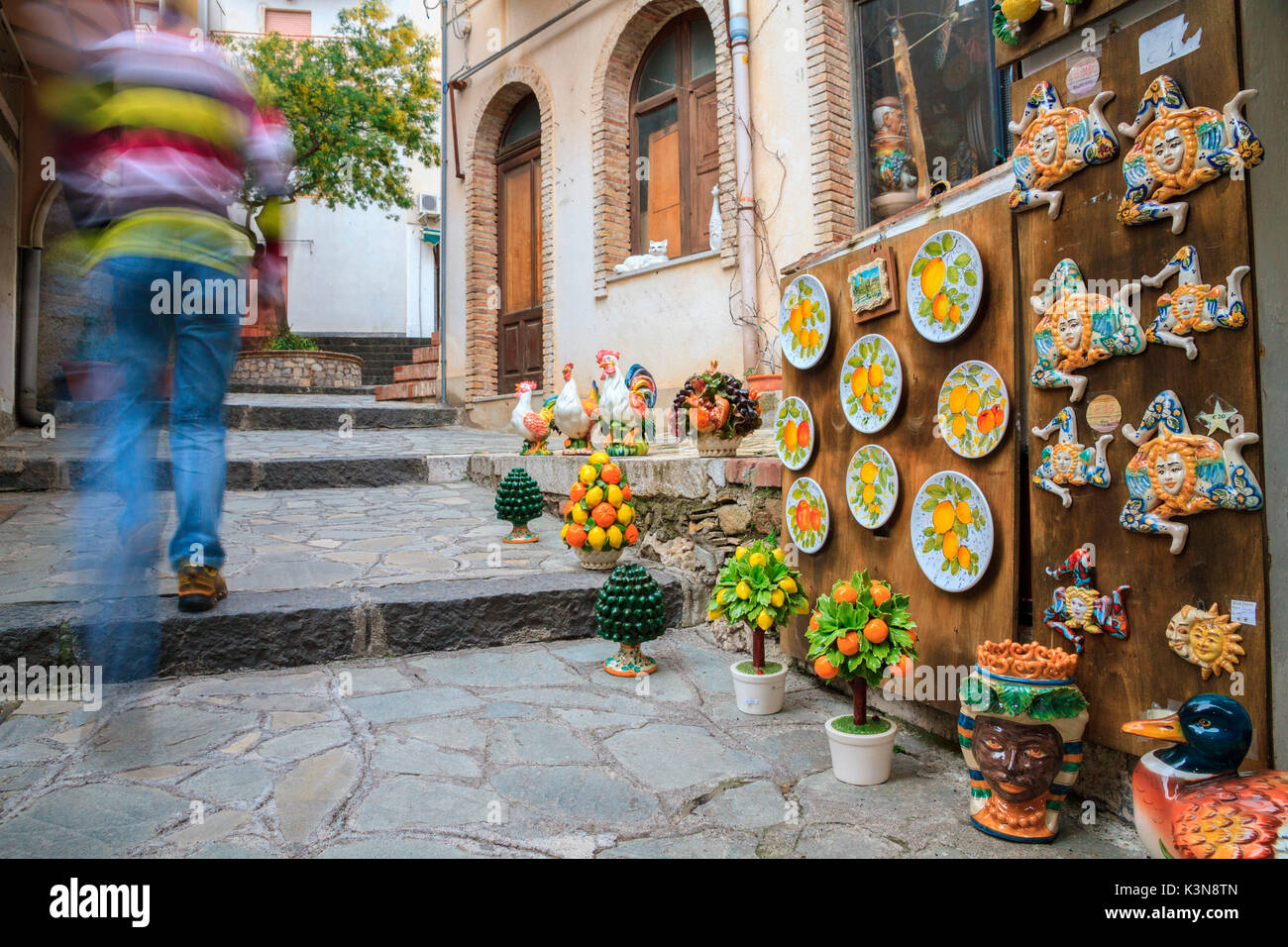 Le strade del borgo antico di Castelmola, Sicilia, Italia, Europa Foto Stock
