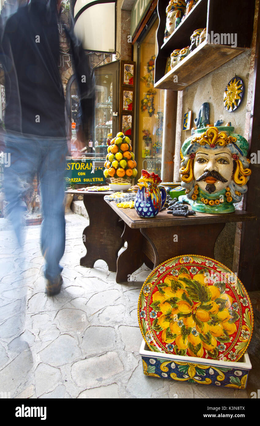 Le strade del borgo antico di Castelmola, Sicilia, Italia, Europa Foto Stock